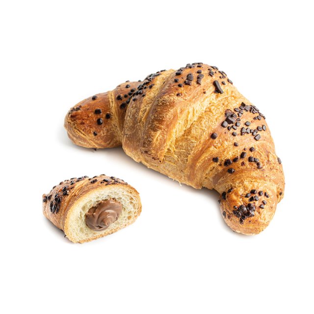 Ganzes Croissant mit Schokostückchen neben einem angeschnittenen Stück mit Schokoladenfüllung, auf weißem Hintergrund.