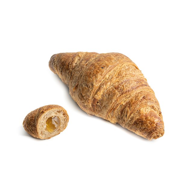 Goldbraunes, blättriges Croissant mit abgeschnittenem Ende, weiche gefüllte Innenseite sichtbar