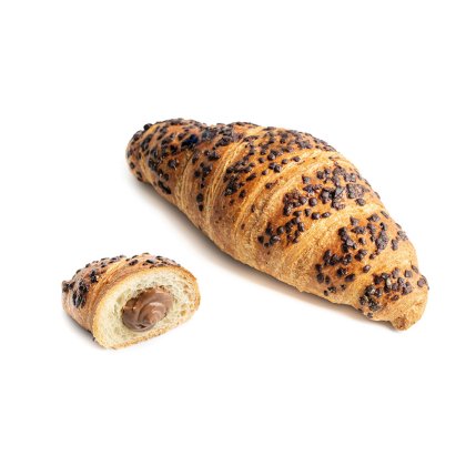 Ganzes Croissant mit Schokoladenstreuseln neben einem angeschnittenen Stück mit Schoko-Haselnuss-Füllung, weißer Hint...