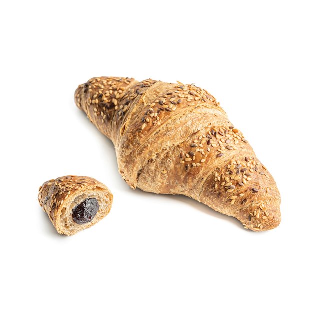 Vollkorn-Croissant mit Sesam, ein kleineres aufgeschnittenes Stück zeigt dunkle Beerenfüllung