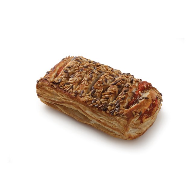 Goldener Blätterteig-Röllchen mit Sesam und Leinsamen, gefüllt mit Tomate, auf weißem Hintergrund