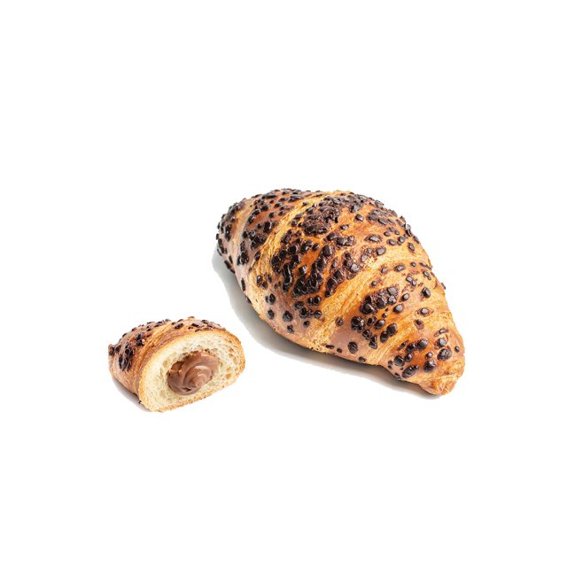 Ganzes Croissant mit Schokostückchen neben angeschnittenem Stück mit Schoko-Haselnuss-Füllung, auf weißem Hintergrund