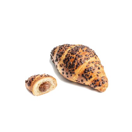 Ganzes Croissant mit Schokostückchen neben angeschnittenem Stück mit Schoko-Haselnuss-Füllung, auf weißem Hintergrund