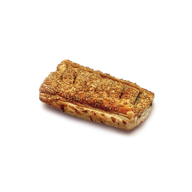 Goldbraunes Gebäckröllchen mit Sesam und diagonalen Einschnitten auf weißem Hintergrund