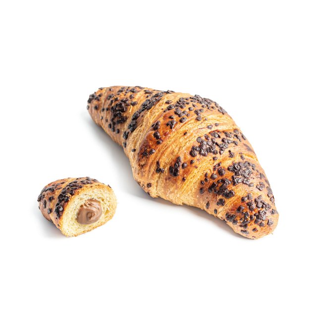 Croissant mit Schokostückchen, angeschnitten mit Schoko-Haselnuss-Füllung, auf weißem Hintergrund.