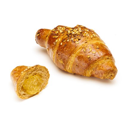 Goldenes Mehrkorn-Croissant mit Samen, kleineres Stück mit weicher gelber Füllung, auf weißem Hintergrund