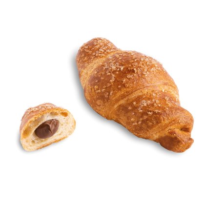 Mit Zucker bestreutes Croissant mit Schokoladenfüllung, ganz und im Querschnitt, auf weißem Hintergrund.