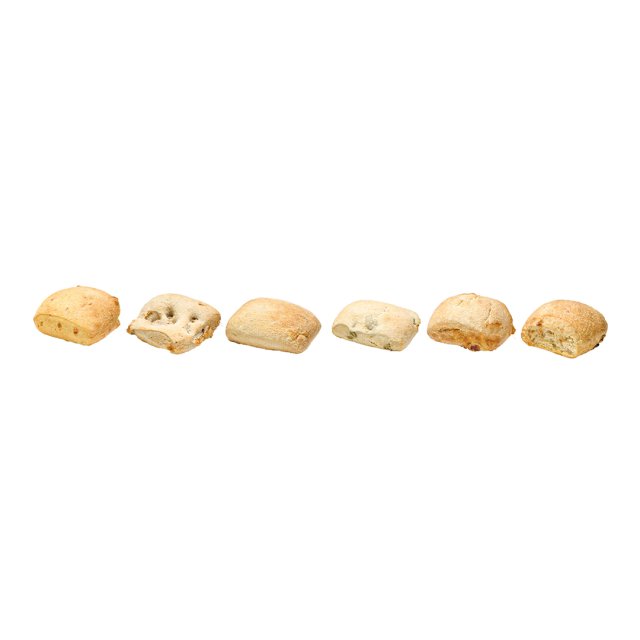 Sechs kleine Brötchen mit sichtbaren Kräutern und Gewürzen, aufgereiht auf weißem Hintergrund