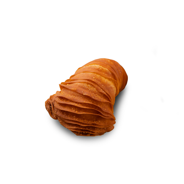 Goldbraunes frittiertes Gebäckröllchen mit geschichteter, gerillter Textur auf weißem Hintergrund.
