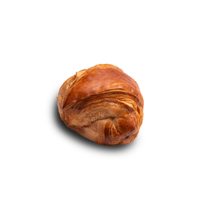 Goldbraunes, blättriges Croissant mit geschwungener Form auf weißem Hintergrund.