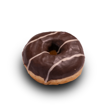 Schokoladenglasierter Donut mit drei dünnen weißen Zuckerstreifen auf weißem Hintergrund.