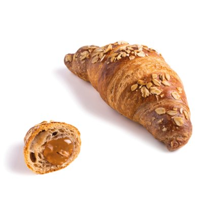 Goldenes Croissant mit Hafer, ein kleineres aufgeschnittenes Stück zeigt Karamellfüllung, auf weißem Hintergrund