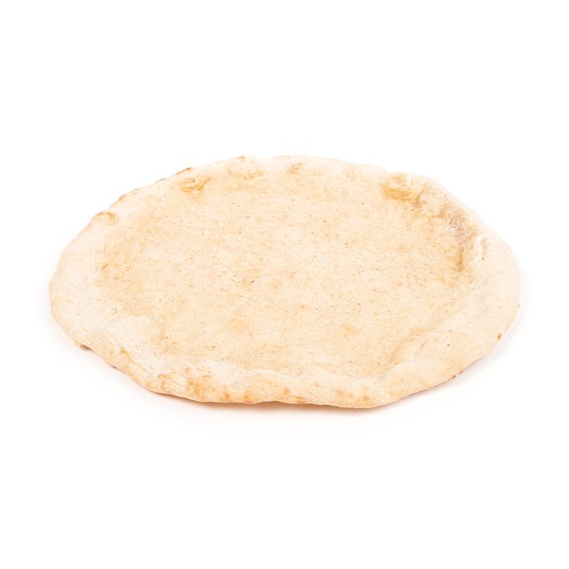 Runder, ungebackener Pizzateigboden mit strukturiertem, erhöhtem Rand auf weißem Hintergrund.