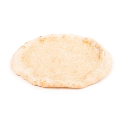 Runder, ungebackener Pizzateigboden mit strukturiertem, erhöhtem Rand auf weißem Hintergrund.