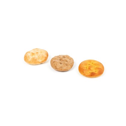 Drei runde Brötchen verschiedener Art auf weißem Hintergrund, darunter ein Vollkornbrötchen und zwei helle.