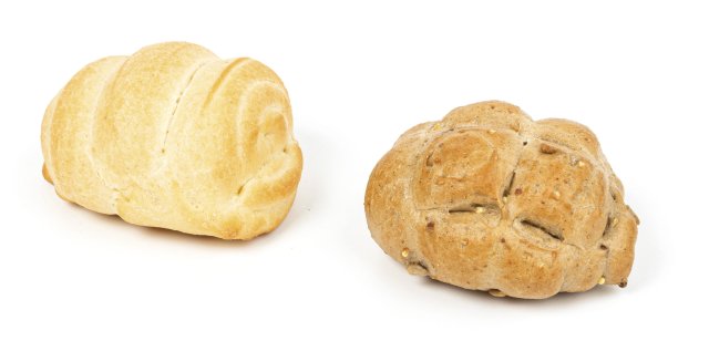 Zwei Brötchen nebeneinander auf weißem Hintergrund, eines hell, eines mehrkörnig mit Saaten