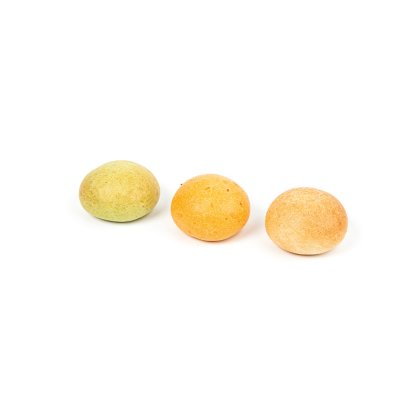 Drei runde, strukturierte Zuckerperlen in Grün, Orange und Beige auf weißem Hintergrund.