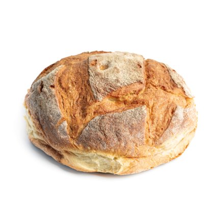 Runder Laib knusprigen Artisan-Brots mit eingeschnittener, mehlbestäubter, goldbrauner Kruste, auf weißem Hintergrund.