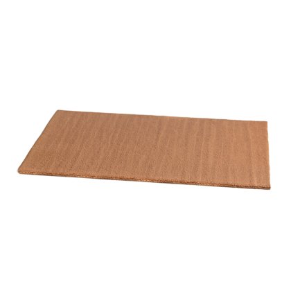Flaches rechteckiges Blatt aus braunem Wellpappenkarton auf weißem Hintergrund.