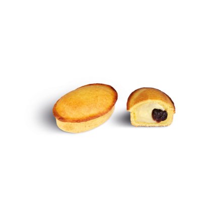 Zwei ovale Biskuits, eines ganz, eines aufgeschnitten mit Creme und Beerenkern