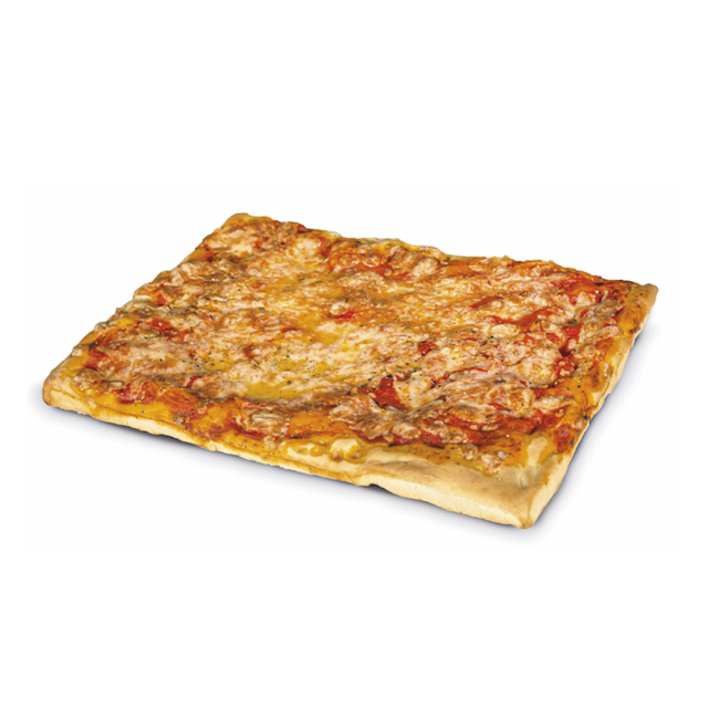 Rechteckige Käsepizza mit geschmolzenem Mozzarella und Tomatensauce auf dickem Boden, auf weißem Hintergrund.