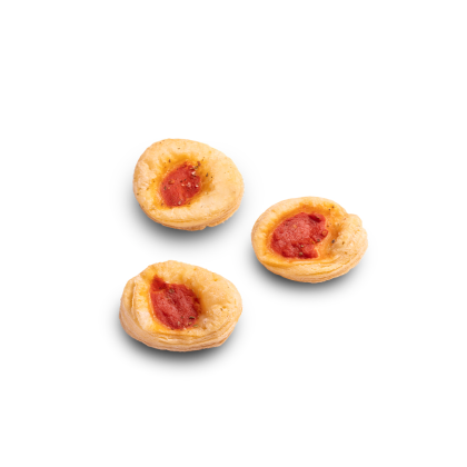 Drei runde Blätterteig-Tartelettes mit Tomatensoßenfüllung auf weißem Hintergrund.