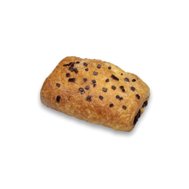 Goldbraunes Schokoladencroissant mit Zartbitterschokoladenstückchen, freigestellt auf weißem Hintergrund.