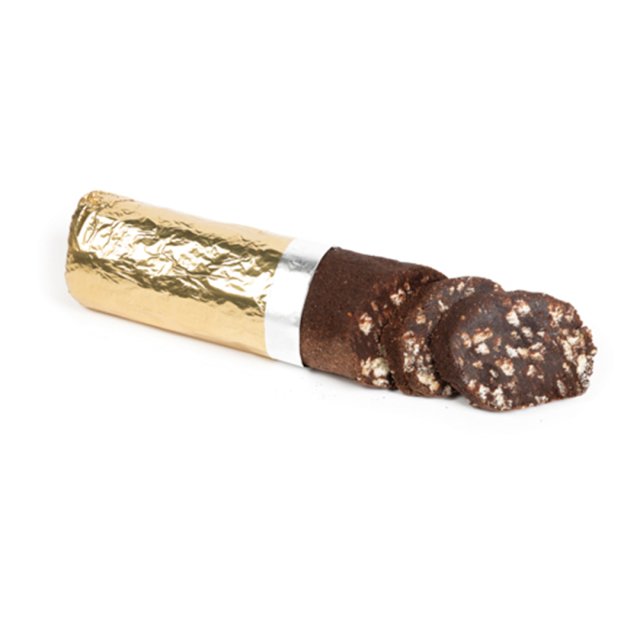 Schokoladen-Salami-Dessert, teilweise in Goldfolie gewickelt, mit Scheiben, die das nussige, gesprenkelte Innere zeigen.