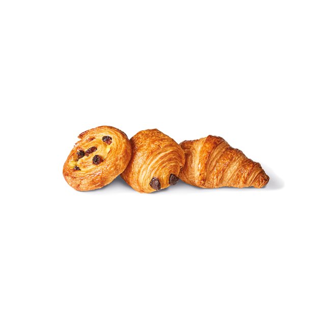 Drei goldbraune Gebäckstücke auf weißem Hintergrund: Rosinenschnecke, Schokoladenröllchen und einfaches Croissant.