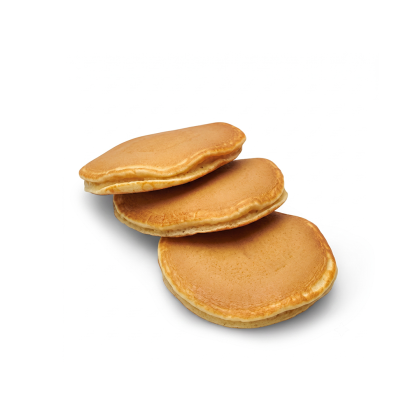 Stapel aus drei goldbraunen Pancakes, gestaffelt angeordnet auf weißem Hintergrund.