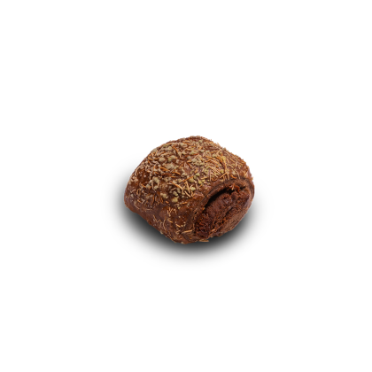 Runde Schokoladen-Brigadeiro-Praline mit knusprigen Streuseln, angebissen mit sichtbarem cremigem Kern.