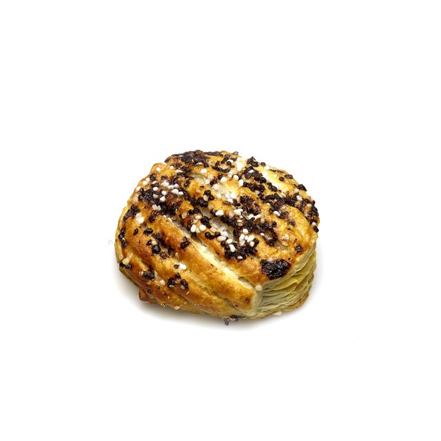 Runde goldbraune Backware mit Schokostückchen, Sesam und Perlzucker, auf weißem Hintergrund
