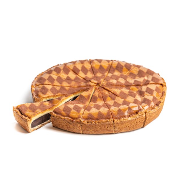 Runde Torte mit braun-beigem Schachbrettmuster, in Stücke geschnitten, ein Stück herausgezogen