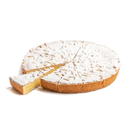 Runde Torte mit cremiger Füllung und Pinienkernen, mit Puderzucker bestäubt, in Scheiben auf weißem Hintergrund.