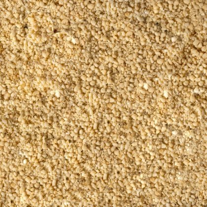 Nahaufnahme von feinem, körnigem, hellgelbem Pulver mit grober, krümeliger Textur, das den gesamten Bildbereich einni...
