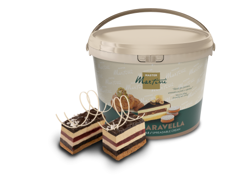 Großer Eimer Master Martini "Aravella" Streichcreme neben zwei Schichttorten-Stücken mit Schokoladenraspeln.