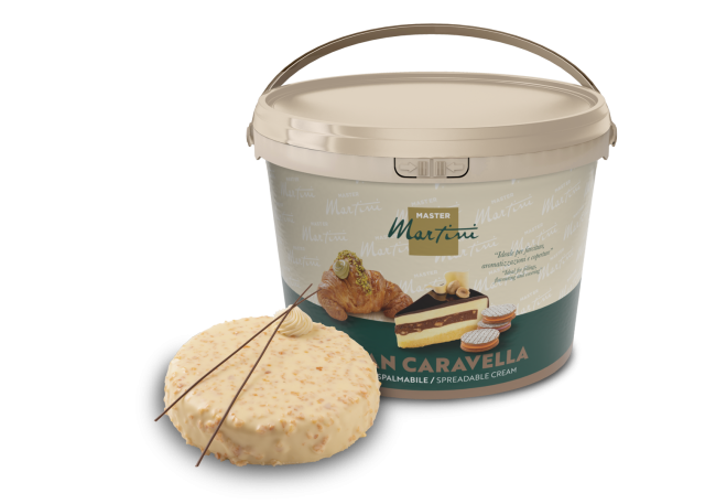 Eimer Master Martini Gran Caravella Streichcreme neben einem Stück verzierter Torte