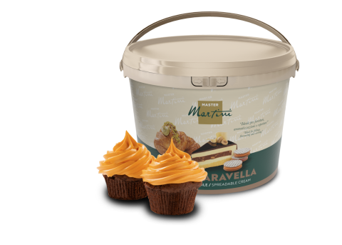 Beiger Eimer Master Martini Aufstrichcreme mit zwei Schoko-Cupcakes mit orangefarbenem Frosting davor.