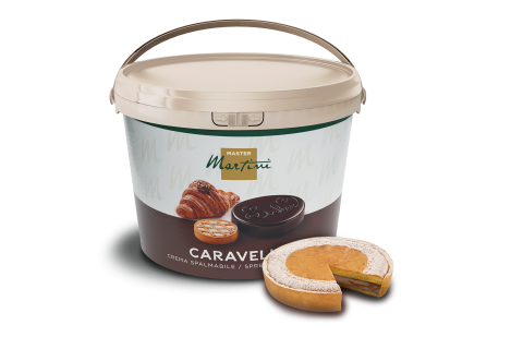 Großer Eimer Master Martini Caravella Aufstrichcreme, mit Croissant- und Keksbildern, neben einem Stück...
