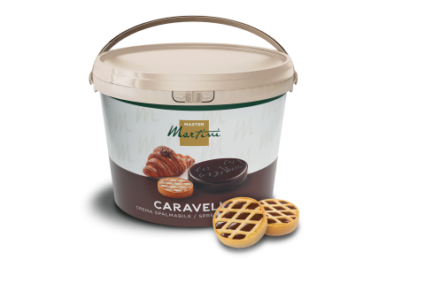 Beige Kunststoffdose mit Streichcreme "Master Martini Caravelle", davor Gitter-Tartes.