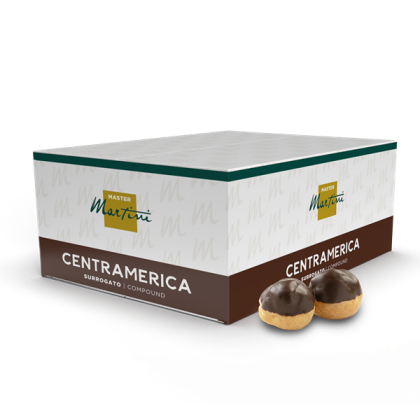 Verpackung der Schokolade Master Martini Centramerica neben zwei glasierten Windbeuteln mit dunkler Schokolade.
