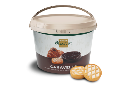Großer Plastikeimer mit Master Martini Caravella Streichcreme mit Griff, neben zwei Gitter-Gebäckplätzchen.