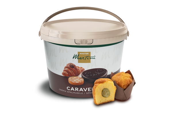 Großer Eimer Master Martini Caravel Aufstrich neben aufgeschnittenem gefülltem Muffin und ganzem Muffin.