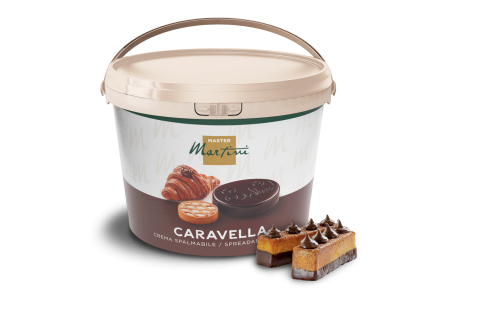 Eimer Master Martini Caravella Schokoladencreme neben einem mit Schokolade beträufelten Gebäckstück.