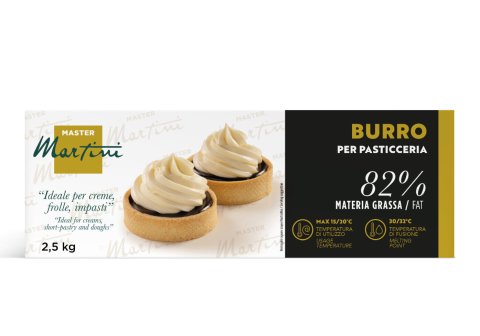 Verpackung Master Martini Burro per Pasticceria, 2,5-kg-Karton, 82% Fett, mit zwei cremeverzierten Törtchen.