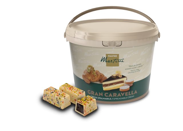 Eimer Master Martini Gran Caravella Creme neben zwei mit Zuckerperlen und Schokolade überzogenen Riegeln