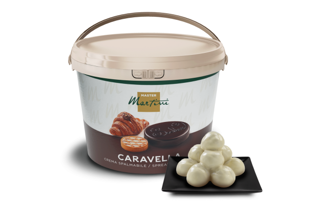 Becher Master Martini Caravella Aufstrichcreme mit weißen Schokoladentrüffeln auf schwarzem quadratischem Teller.