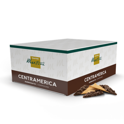 Verpackung mit Master Martini Centramerica Compound-Schokolade und einem dreieckigen Schokoladenwaffelstück daneben.