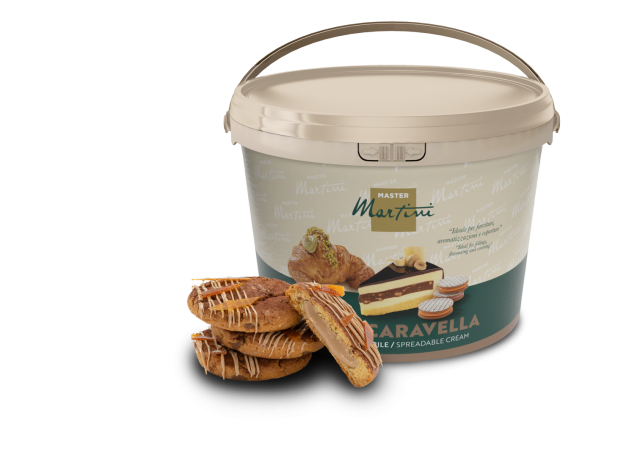Großer Eimer Master Martini Caravella Streichcreme neben gefüllten Gebäckstücken mit weißer Schokoladenglasur.