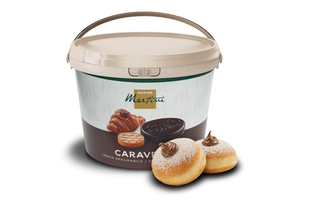 Großer Eimer Master Martini Caravella Schokoladencreme neben zwei gepuderten Donuts mit Füllung
